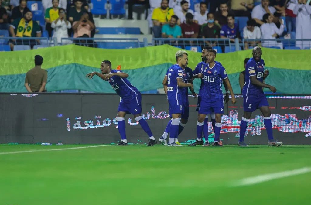 الهلال يهزم الخليج بثنائية في بداية الدوري