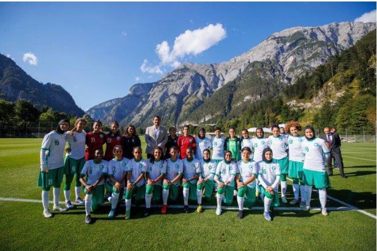 سفير المملكة لدى النمسا يزور معسكر أخضر السيدات