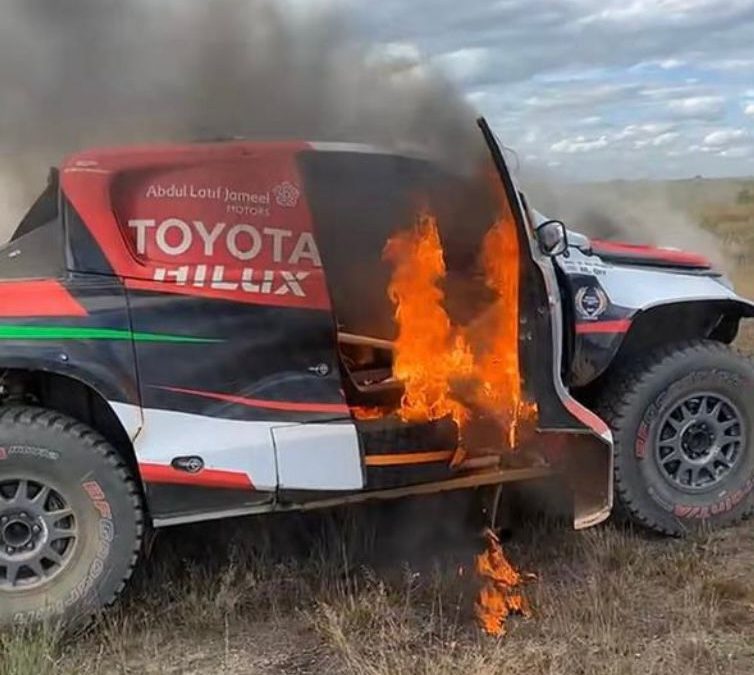 احتراق سيارة يزيد الراجحي خلال مشاركته ببطولة العالم للراليات