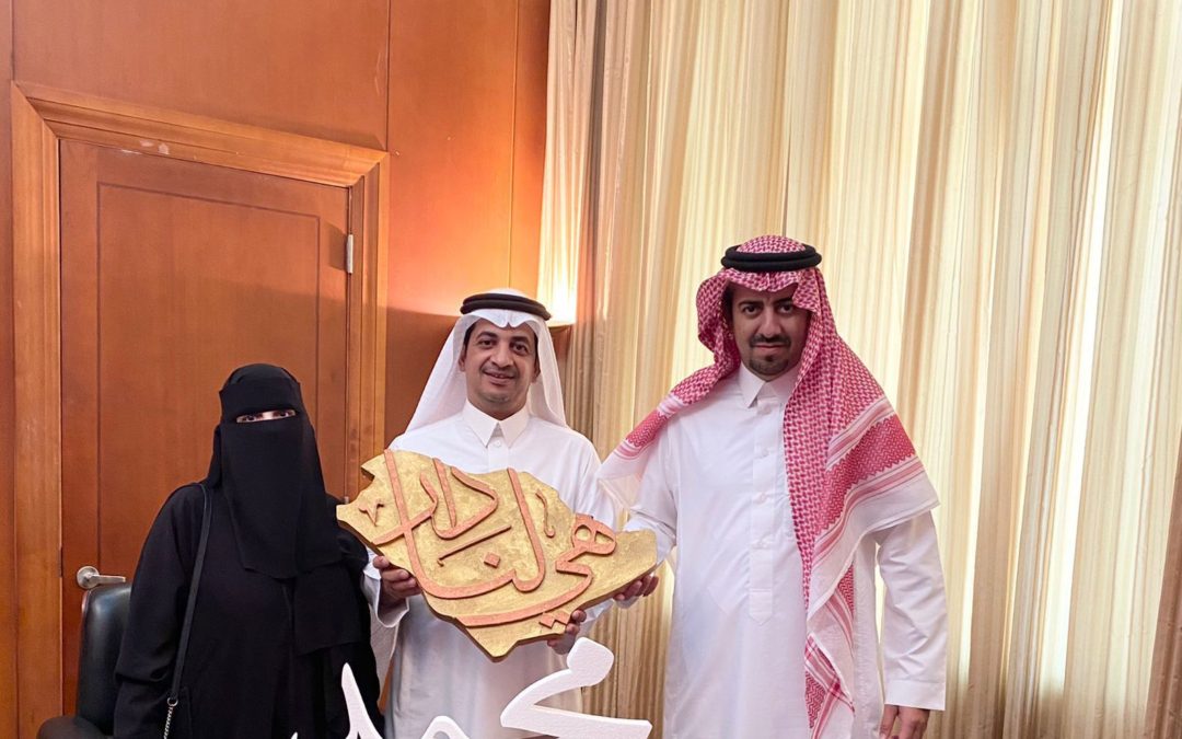 محافظ القطيف يلتقي المعلم آل جعفر مبتكر جهاز تقطيع الفلين
