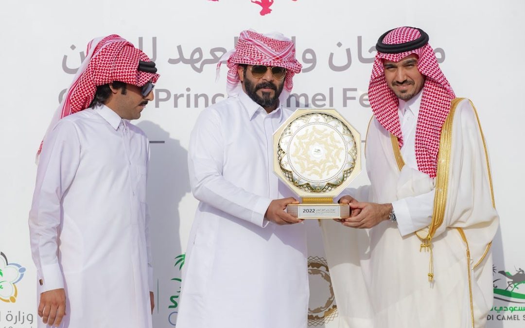 وزير الرياضة يكرّم 16 فائزاً بكؤوس مهرجان ولي العهد للهجن 2022