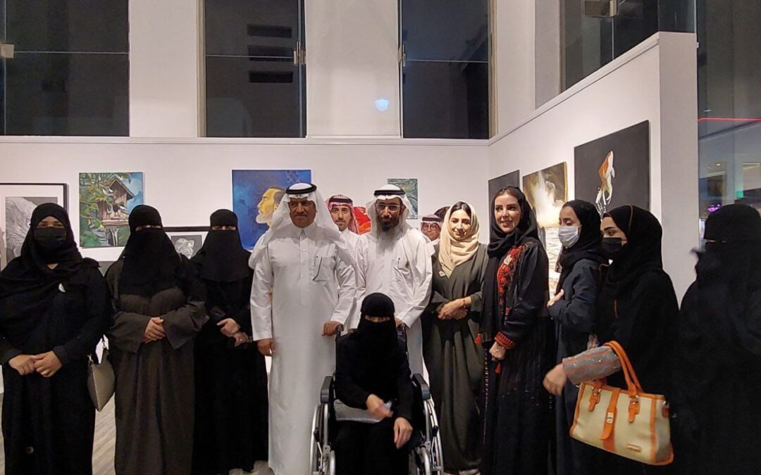 الدكتور عبد الرحمن المقبل مدير عام فرع وزارة الموارد البشرية بالشرقية يفتتح اول معرض لفنانات الجمعية السعودية للصم