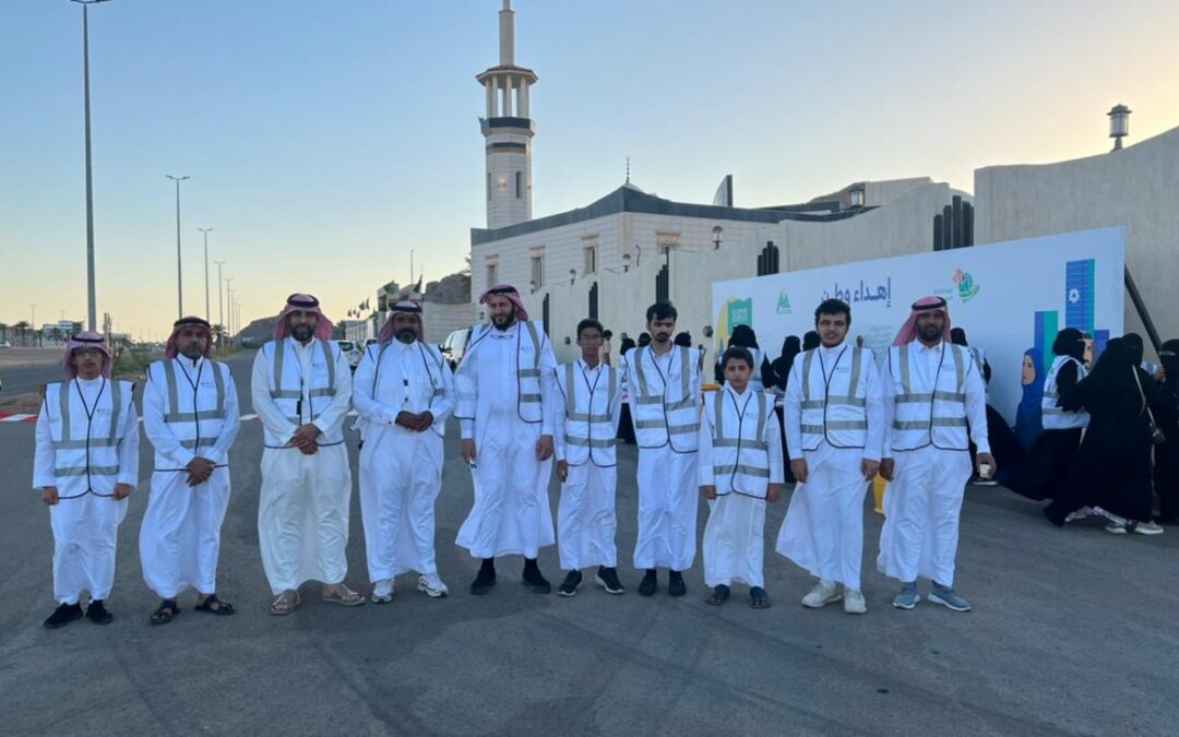 متطوعون من جمعية الادارة الصحية بحائل يشاركون في تنظيم اليوم الوطني “92” الذي نظمته امانة الشرقية