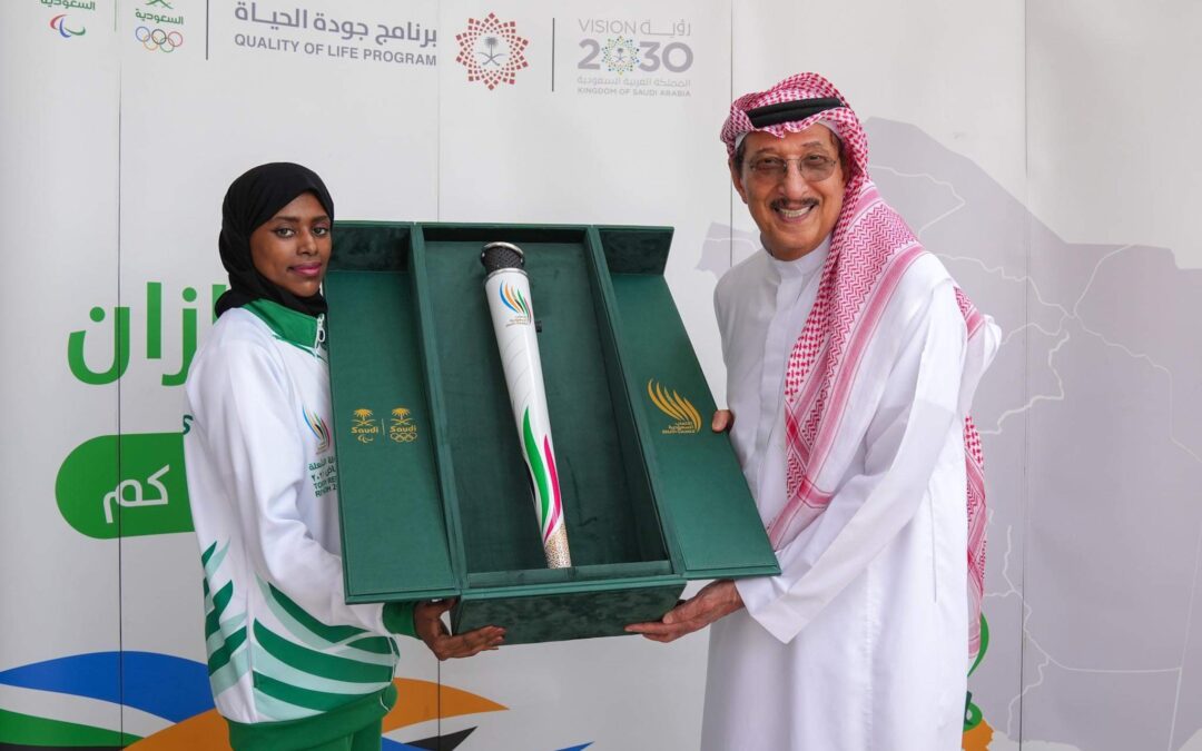 لاعبة المنتخب السعودي حنان عامري تحمل شعلة دورة الألعاب السعودية الأولى بجازان