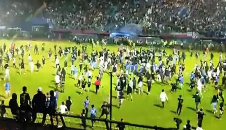 مقتَل 174 شخصاً بسبب أعمال شغب خلال مباراة كرة قدم في إندونيسيا