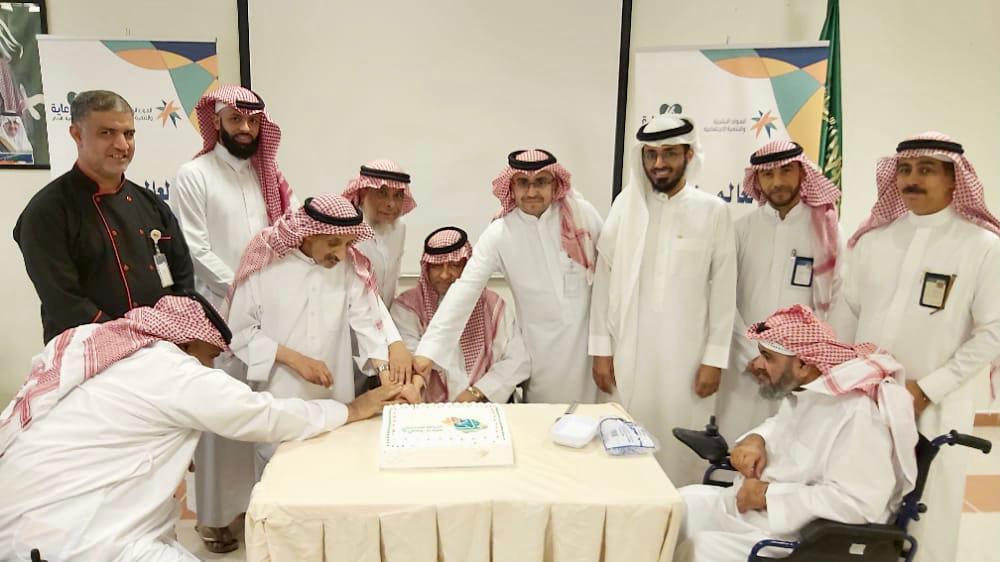 رئيس وأعضاء نادي الصم بالمنطقة الشرقية يقومون بزيارة لدار الرعاية الاجتماعية بالدمام