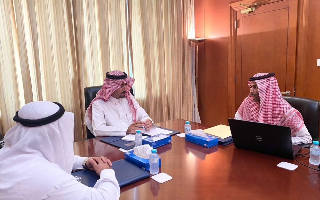 محافظ القطيف يلتقي مشرف مختبر المكافحة الحيوية