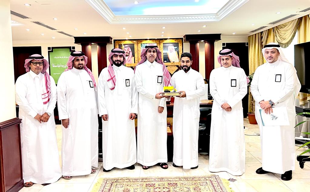 مدير تعليم الشرقية يكرم سائق الحافلة البطل “آل كرم” لإنقاذه حياة طالبة