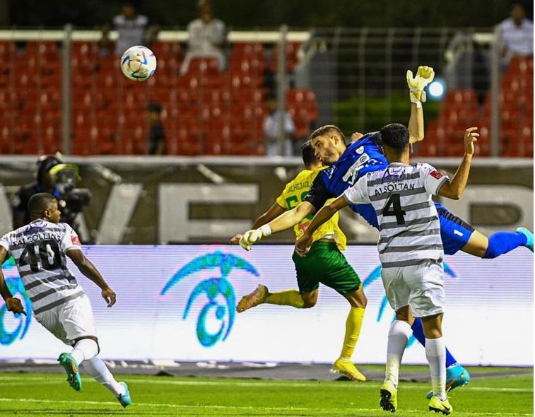 الطائي يقسو على الخليج بثلاثية ويقفز للمركز الرابع