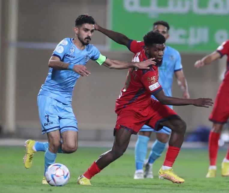 الباطن يفرض التعادل الإيجابي على ضمك.. ويحقق النقطة الأولى في دوري روشن