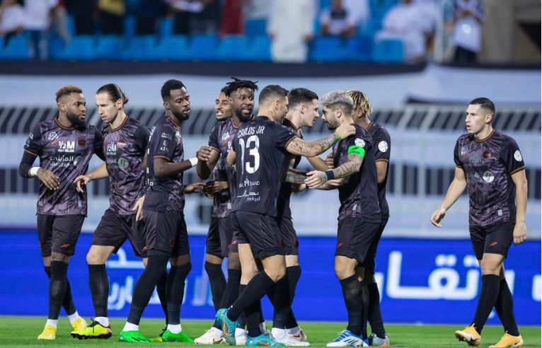 الشباب يمطر شباك الخليج برباعية ويواصل تصدره لدوري روشن