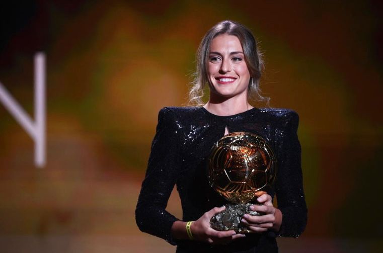 لاعبة برشلونة أليكسيا بوتياس تحصد جائزة الكرة الذهبية