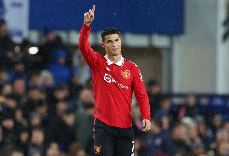 مدرب مانشستر يونايتد: أريد استمرار رونالدو.. وقرار استبعاده صعب
