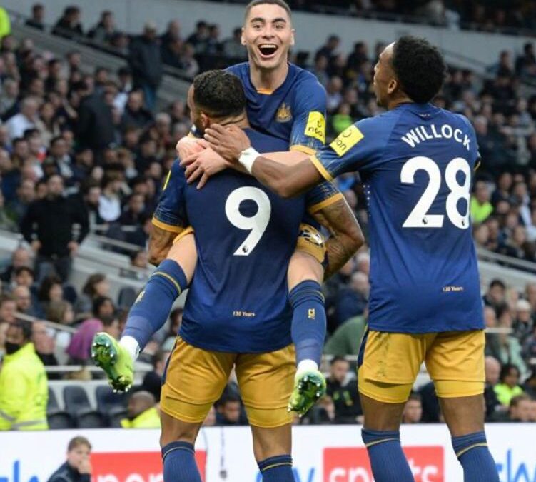 نيوكاسل يهزم توتنهام بثنائية ويحتل المركز الرابع بالدوري الإنجليزي