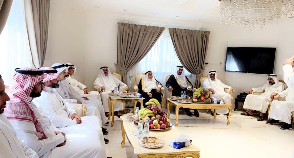 محافظ القطيف يقدم واجب العزاء لاسرة ال الشيخ