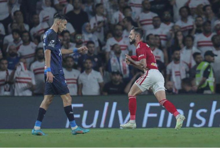 الأهلي يهزم الزمالك بثنائية ويتوج بالسوبر المصري