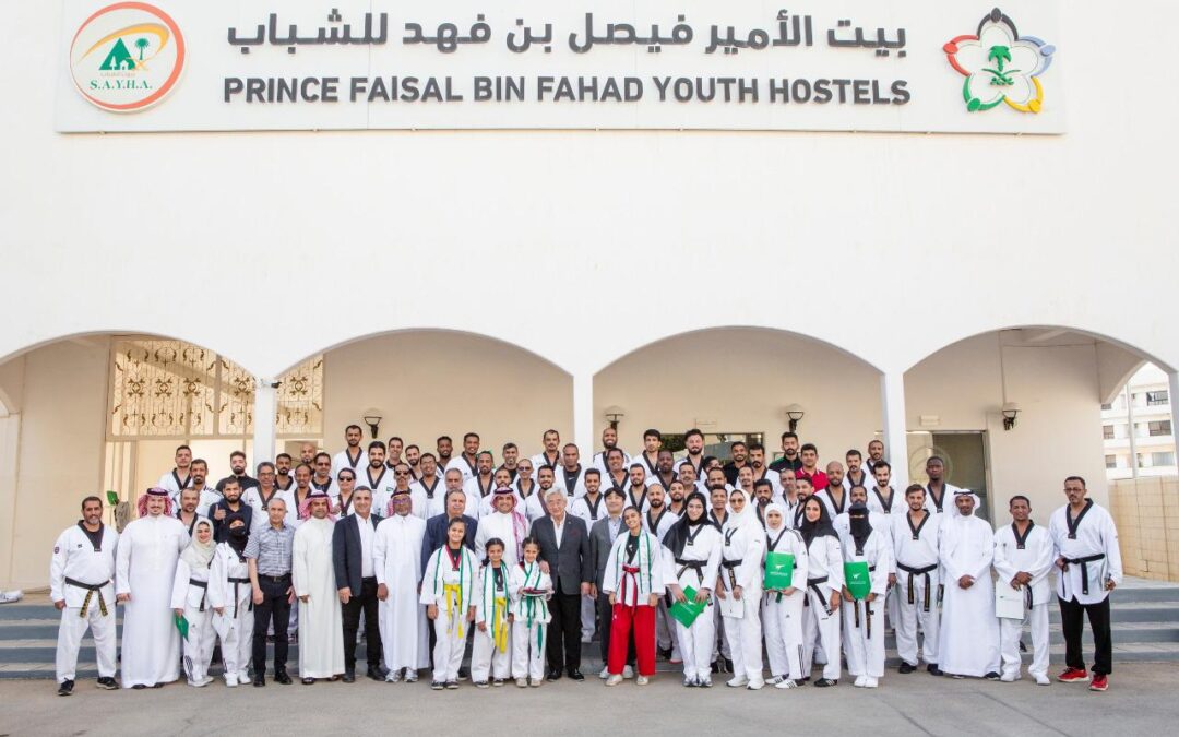 (76) حكم وحكمة شاركوا بالدورة ورئيس الاتحاد العالمي يتوج حكام التايكوندو