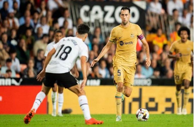 ليفاندوفسكي يقود برشلونة للفوز على فالنسيا بصعوبة في الدوري الإسباني