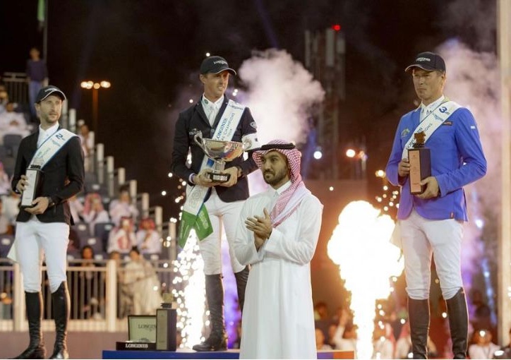 وزير الرياضة يتوج الفارس “بن ماير” بلقب بطولة لونجين العالمية