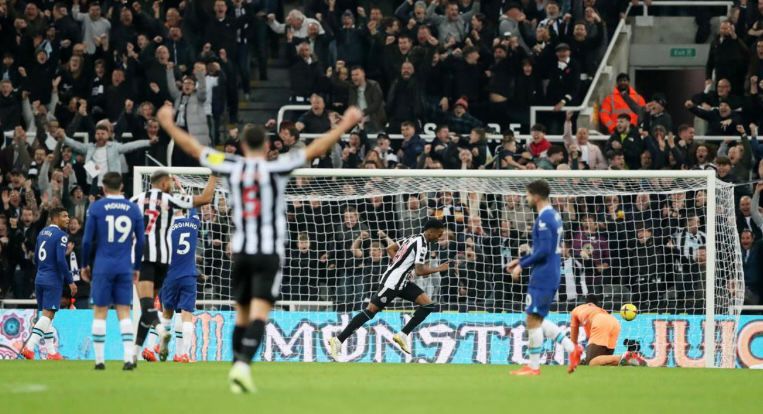 نيوكاسل يهزم تشيلسي ويواصل ملاحقة متصدر الدوري الإنجليزي