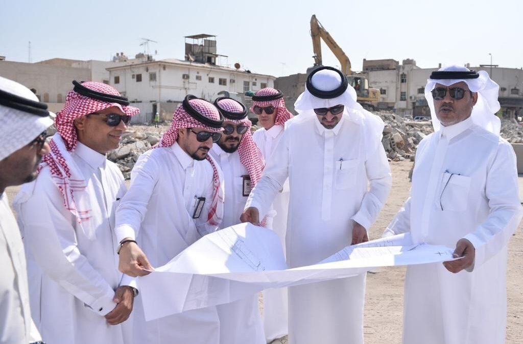 محافظ القطيف يقف ميدانيًا على المشاريع التنموية الجاري تنفيذها في المحافظة