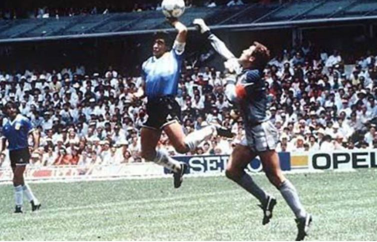 بيع كرة أشهر أهداف مارادونا مقابل سعر خرافي