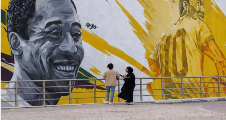 مجسمان بيليه و ماردونا هدية قطرية لمشجعي كأس العالم 2022