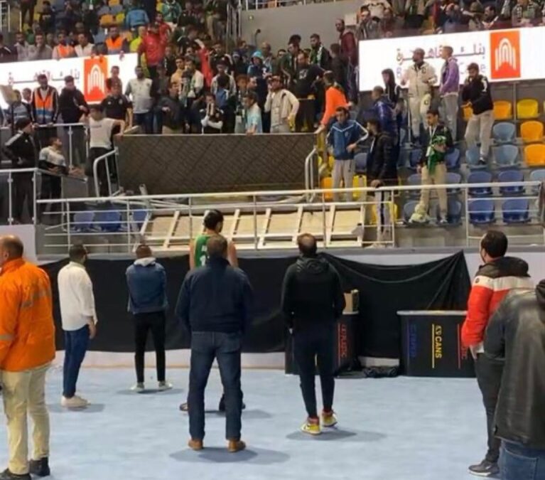 إلغاء مباراة السوبر المصري لكرة السلة بعد انهيار مدرج وإصابة 27 شخصاً