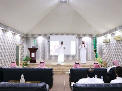 الاستاذ عادل بن عبدالرحمن الغازي يقدم ندوة علمية في نادي الصم بالمنطقة الشرقية