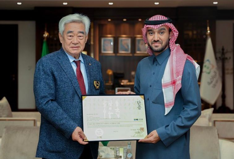 نيابة عن ولي العهد.. وزير الرياضة يتسلم الحزام الشرفي للاتحاد الدولي للتايكوندو