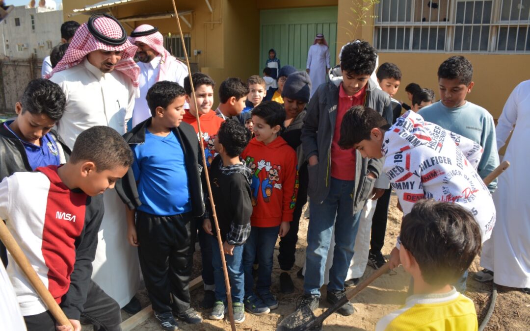 في إطار تحقيق مستهدفات مبادرة “السعودية الخضراء”.. بلدية القطيف تطلق أولى مراحل التشجير في المحافظة