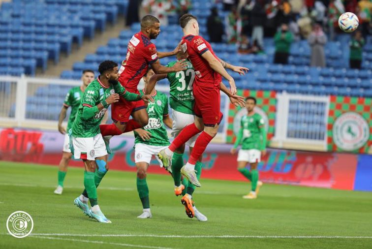 التعادل السلبي يحسم مواجهة الاتفاق وضمك في دوري روشن