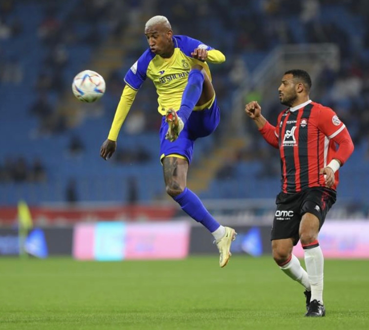 هاتريك تاليسكا في الرائد يقود النصر لتقاسُم صدارة مؤقتة