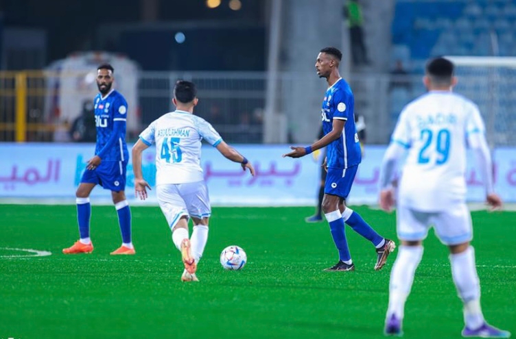 الهلال يهزم الباطن بثلاثية ويضيق الخناق على النصر في صدارة الدوري