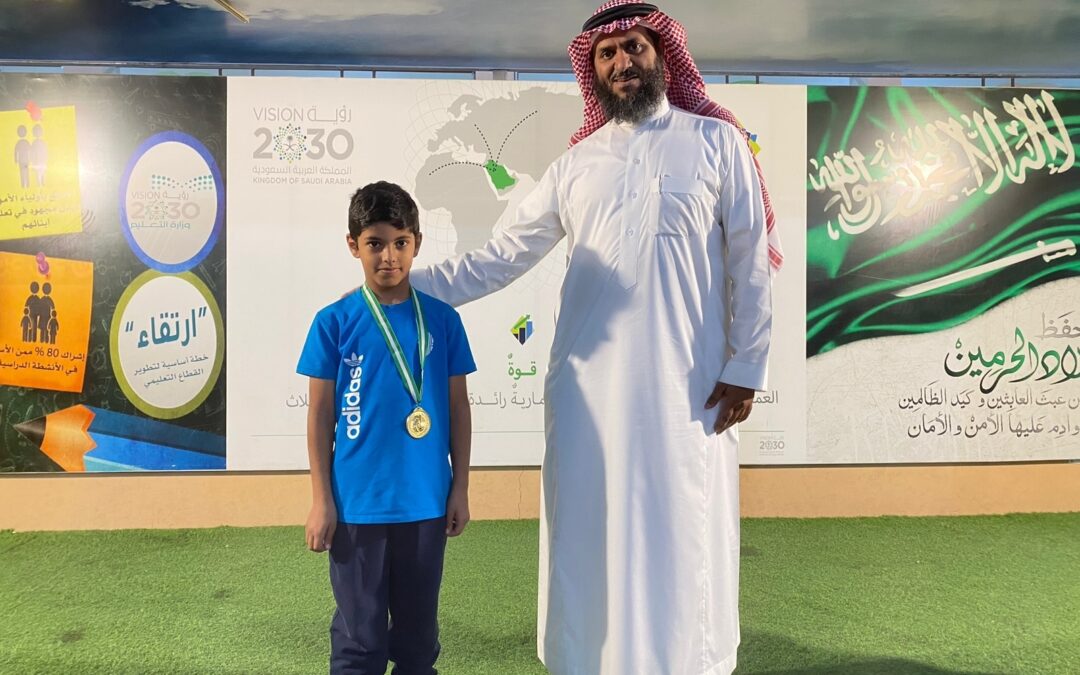 تكريم الطالب فارس الزهراني كأفضل حارس مرمى