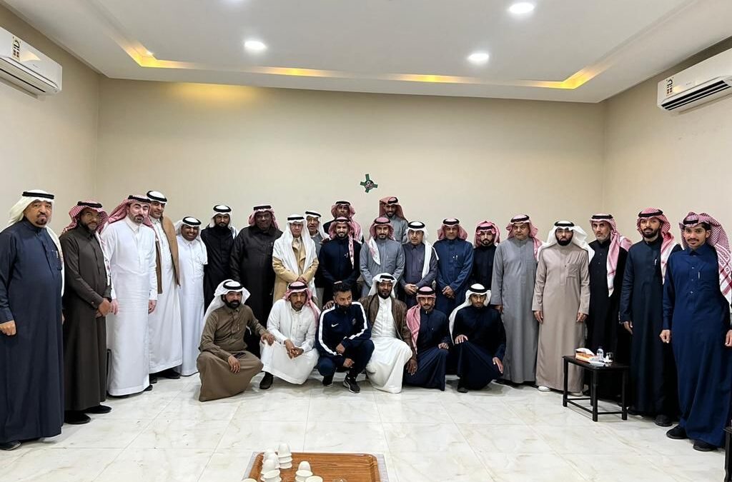 بمناسبة حصوله على الشارة الدولية “البطيح” يُقيم مأدبة عشاء للحكم “السبيعي”