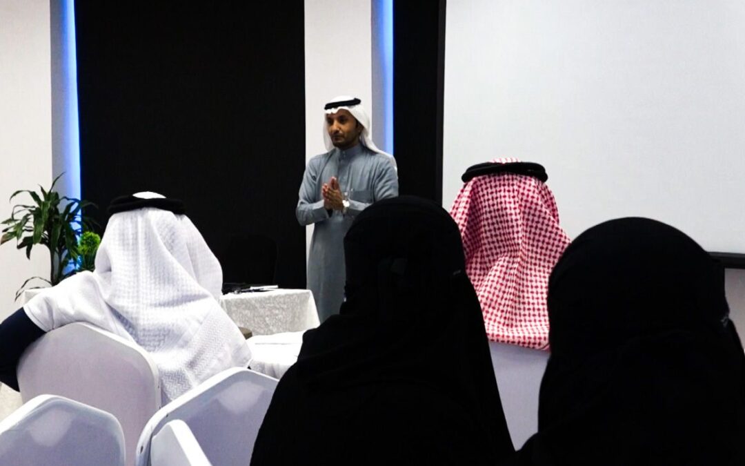 الدكتور محمد أحمد الزهراني يقدم دورة تدريبية بعنوان ( قبعات التفكير الست  في بيئة العمل )