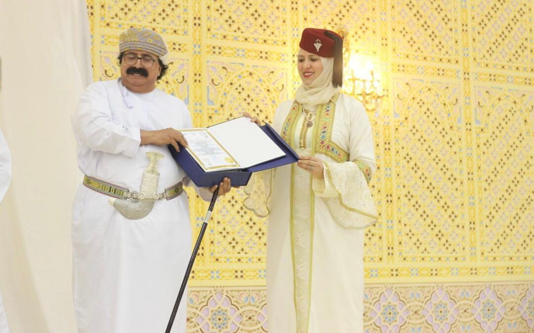 نيابة عن المركز العربي الأوروبي لحقوق الانسان والقانون الدولي..الشيخ الدكتور أحمد الغفيلي يكرم التونسية رحمة البحيري
