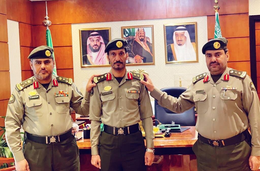 العميد طلال الدباسي يقلد العقيد طارق الزهراني الرتبة الجديدة