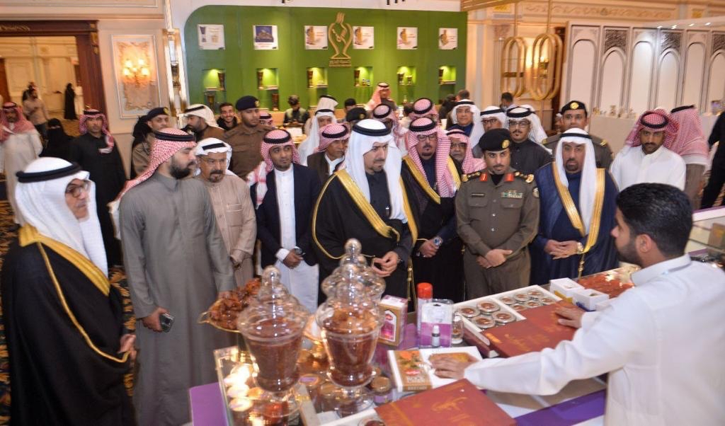 محافظ القطيف يفتتح معرض العود والعطور