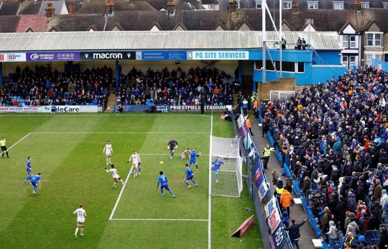 ليستر سيتي وتوتنهام يتأهلان إلى الدور الرابع