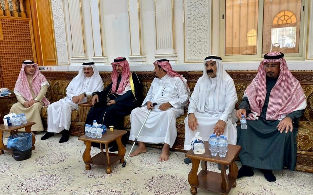 محافظ القطيف يقدم واجب العزاء لاسرة شهاب