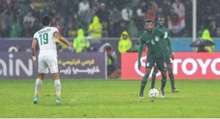 تحت زخات المطر منتخب العراق يفوز على المنتخب السعودي بهدفين دون رد