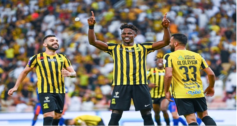 الاتحاد يتصدر الدوري موقتا بفوزه على الفيحاء بثلاثية دون رد