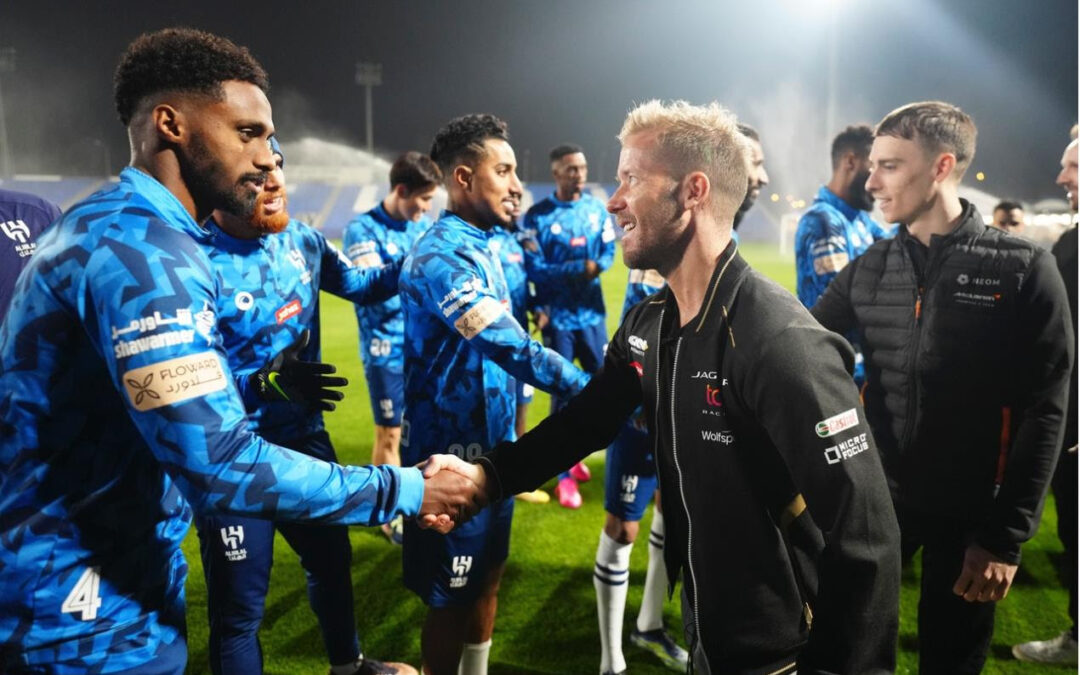 سائقوا سباق الفورمولا يلتقون مع نجوم الدوري السعودي لكرة القدم قبل سباق الدرعية للسيارات الكهربائية