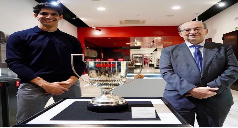 ياسين بونو : يتسلم جائزته الفخرية