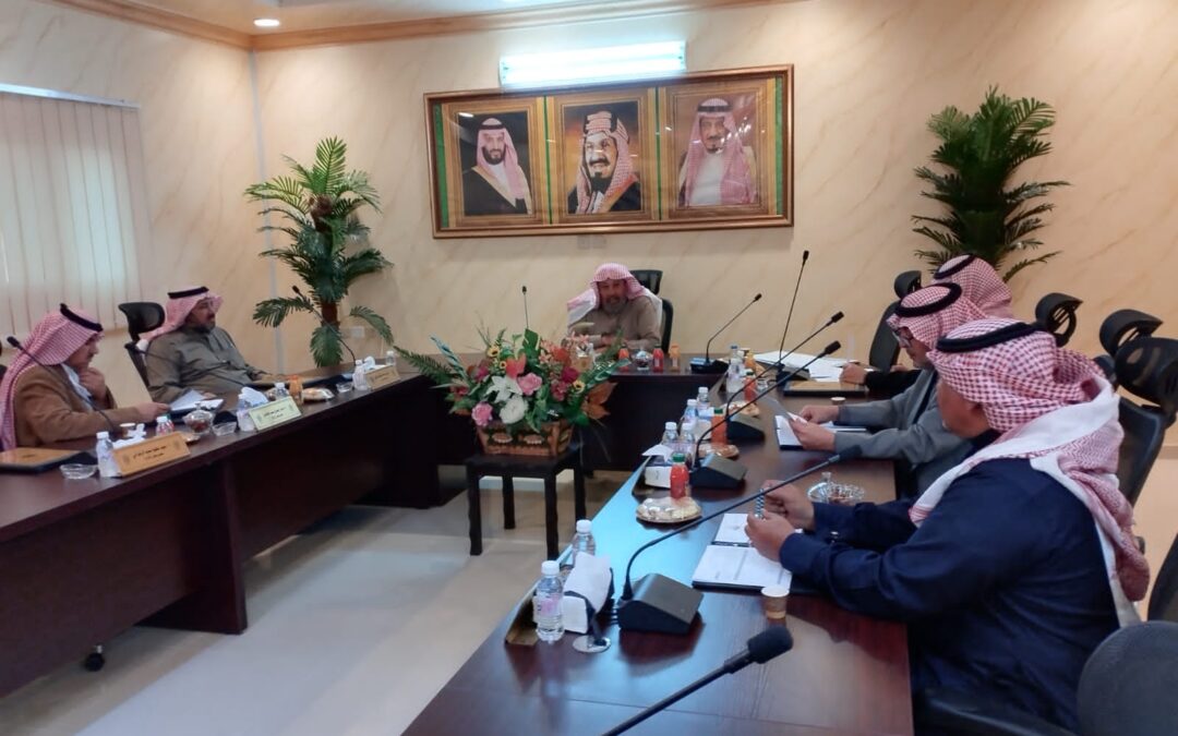 رئيس واعضاء جمعية القرى الأهلية بالاطاولة يناقشون جدول الاعمال ودراسة المعاملات