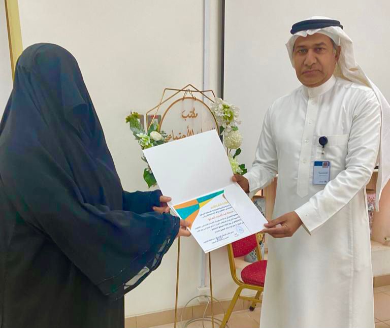 ٢٢ من مستفيدات ضمان القطيف في ورشة فن إعداد السلطات