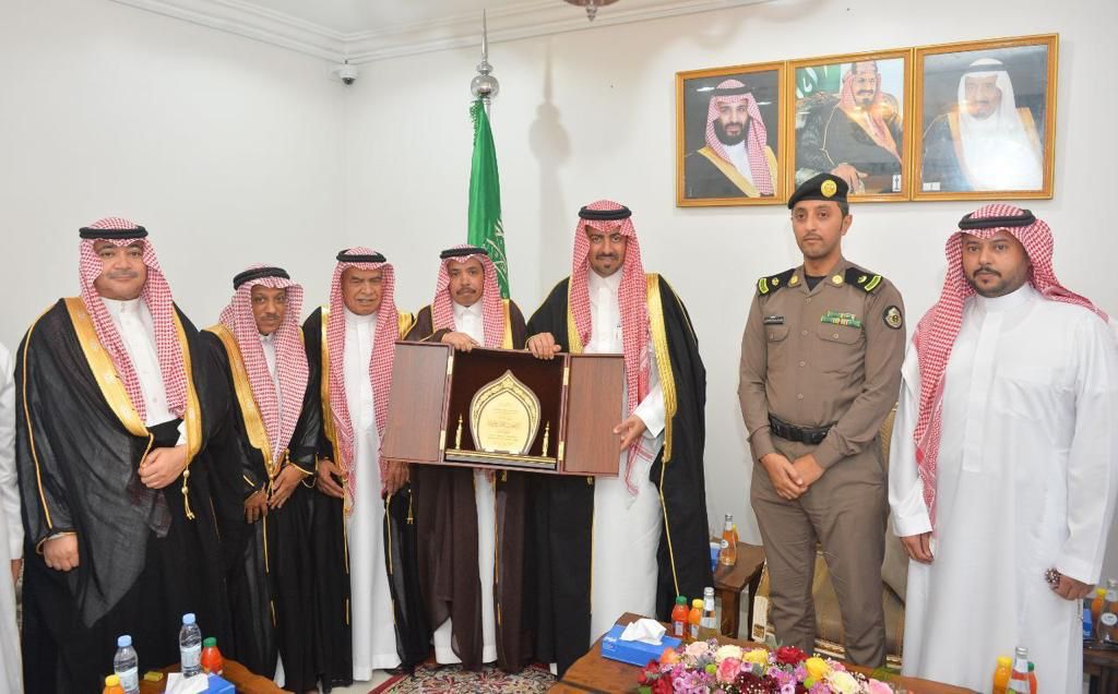 محافظ القطيف يزور مركز دارين.. ويقف ميدانيًا على أعمال الكشف والتنقيب الأثرية في الجزيرة