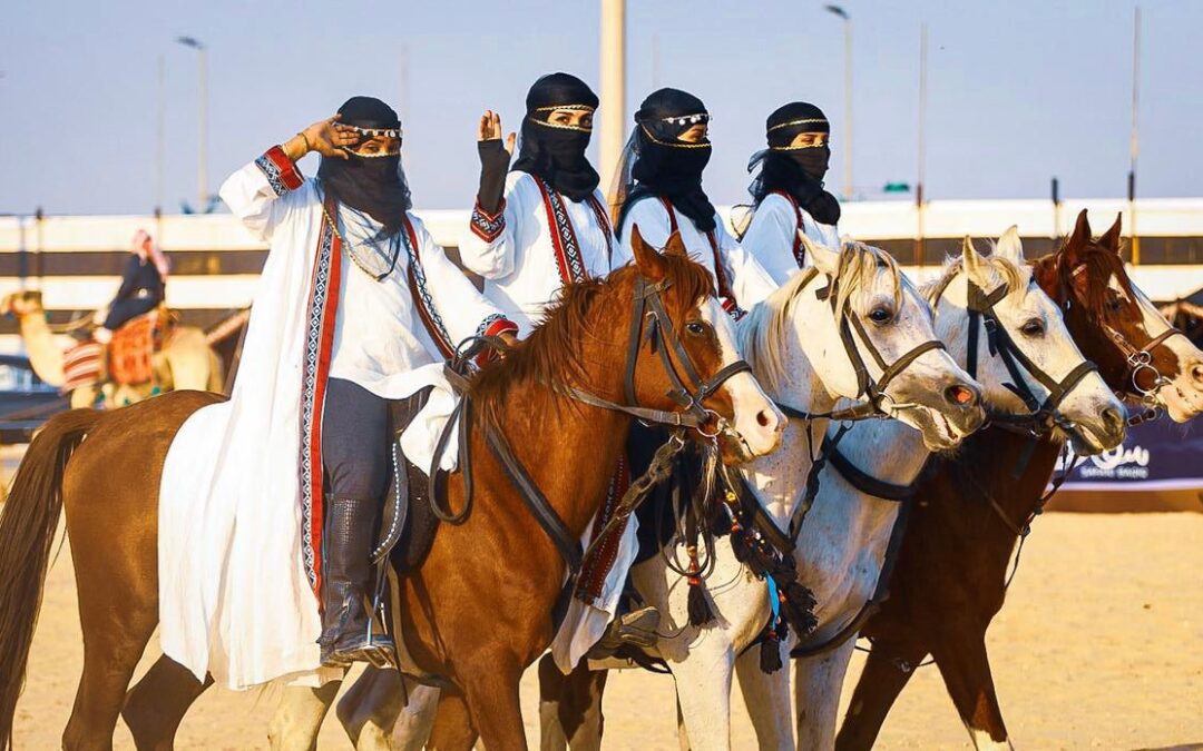 فارسات سعوديات يرقِّصن الخيل ويلتقطن الأوتاد ويرمين الرمح في مهرجان سفاري بقيق النسخة الخامسة